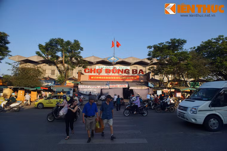 Khu chợ quan trọng nhất của Huế là chợ Đông Ba, ban đầu nằm bên bờ sông Đông Ba, phía ngoài cửa Ðông của Kinh thành (tức cửa Ðông Ba theo cách gọi dân gian). Năm 1899, vua Thành Thái cho dời chợ Đông Ba về vị trí hiện nay, bên ngã ba sông Đông Ba - sông Hương.