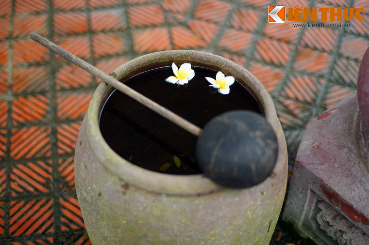 Do được thờ phụng từ lâu đời, người dân tin rằng nước giếng rất thiêng, có khả năng trị được bệnh tật và đem lại may mắn cho người uống.