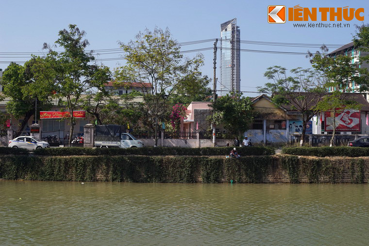 Trong một thời gian dài, sông An Cựu từng có nguy cơ trở thành sông "chết" do tình trạng ô nhiễm và dòng chảy bị nghẽn do tình trạng xả rác thải bừa bãi, bèo mọc đầy sông.