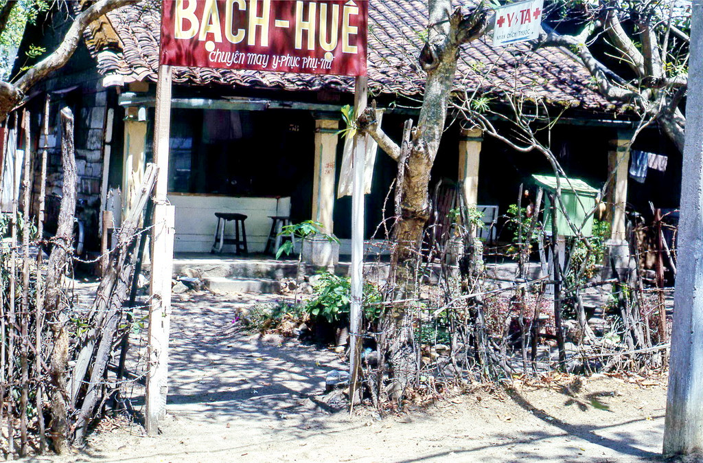 Một tiệm may ở Vũng Tàu. Ảnh: Terry Maher.