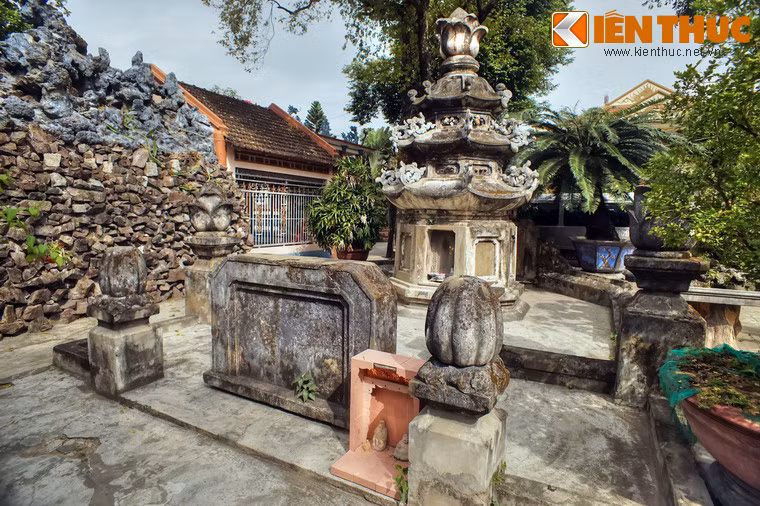 Khu vườn tháp mộ của chùa có một số tháp mộ tuổi đời hàng thế kỷ.