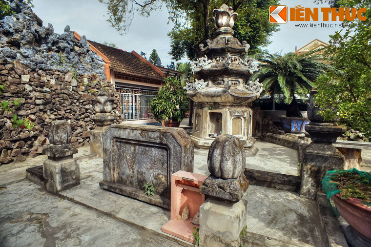 Khu vườn tháp mộ của chùa có một số tháp mộ tuổi đời hàng thế kỷ.