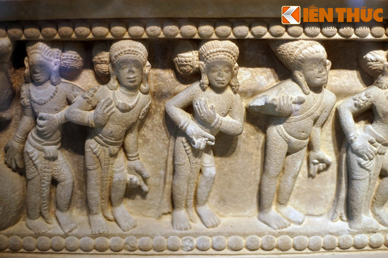 Đến năm năm 1983, nhà nghiên cứu lại đưa ra cách đọc các chạm khắc trên đài thờ theo một câu chuyện kể về Rama và Sita trong trường ca Ramayana...