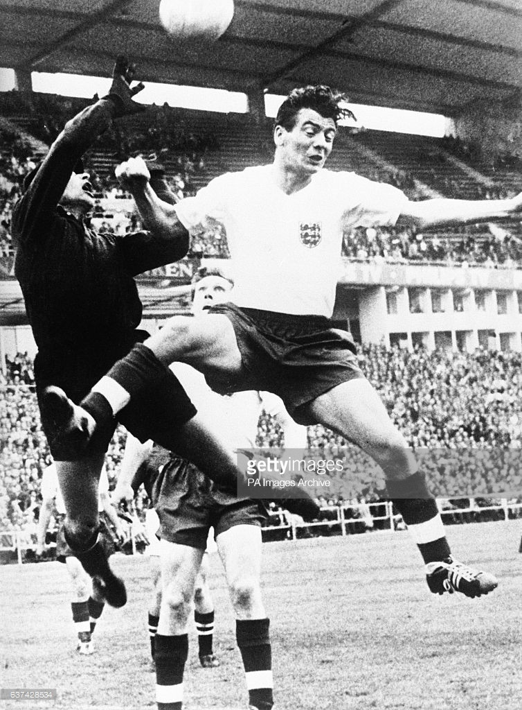 Thủ môn huyền thoại Lev Yashin trong một pha tranh chấp bóng bổng với cầu thủ Anh Johnny Haynes tại trận đấu vòng bảng World Cup 1958. Ảnh: Getty.