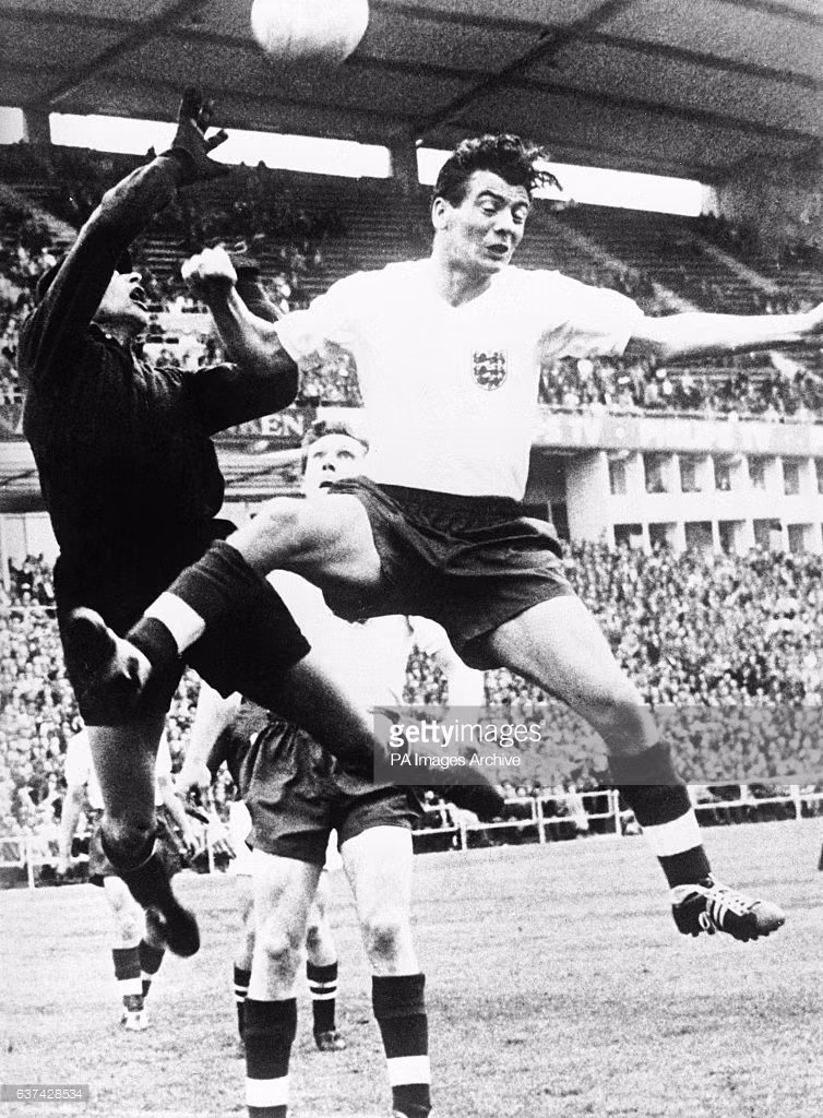 Thủ môn huyền thoại Lev Yashin trong một pha tranh chấp bóng bổng với cầu thủ Anh Johnny Haynes tại trận đấu vòng bảng World Cup 1958. Ảnh: Getty.