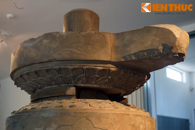 Phần thứ hai là hai thớt tròn đặt chồng lên nhau. Thớt dưới đường kính 138 cm, cao 38cm, có chạm nổi cánh sen ở mặt trên, ở giữa có ô rỗng hình vuông. Thớt trên cùng cỡ, có vòi nhô ra 41 cm, có thể là bệ hứng nước hoặc yoni, mặt dưới chạm cánh sen, ở giữa có ô rỗng hình bát giác.