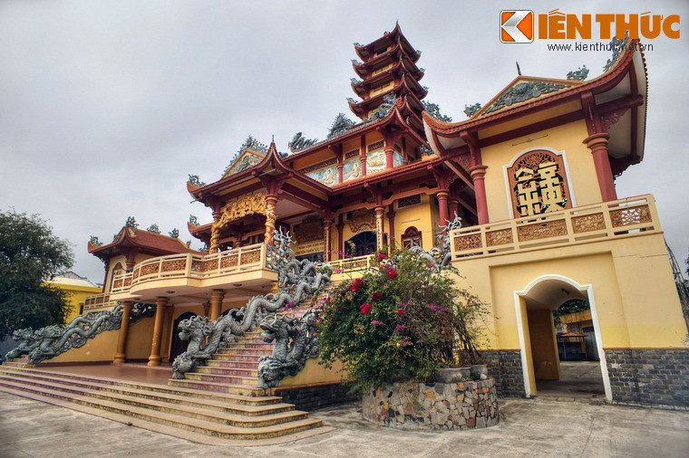 Hai bên chính điện có lầu chuông và lầu trống, cao 7 mét. Lầu chuông nằm bên trái, treo một chuông đồng cao 1,7 mét nặng hơn 700kg. Lầu trống ở bên phải, treo chiếc trống cao 1,5 mét.