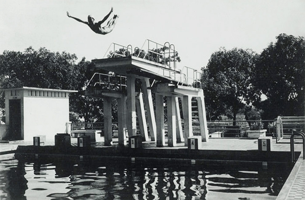 Một thanh niên trổ tài nhảy cầu.