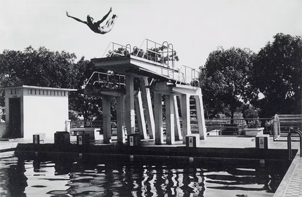 Một thanh niên trổ tài nhảy cầu.