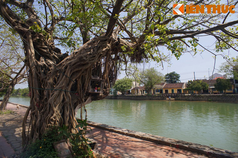 Dưới triều Nguyễn, sông Đông Ba có tên chữ là Tả Hộ Thành hà, tức là con sông bảo vệ phía bên trái Kinh Thành.