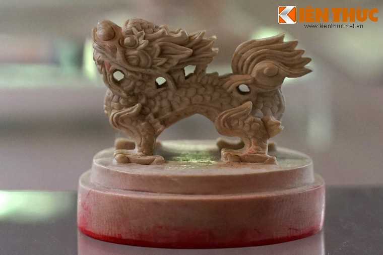 Hình tượng rồng chạm trên núm cầm của ấn "Hóa cửu thành đạo".