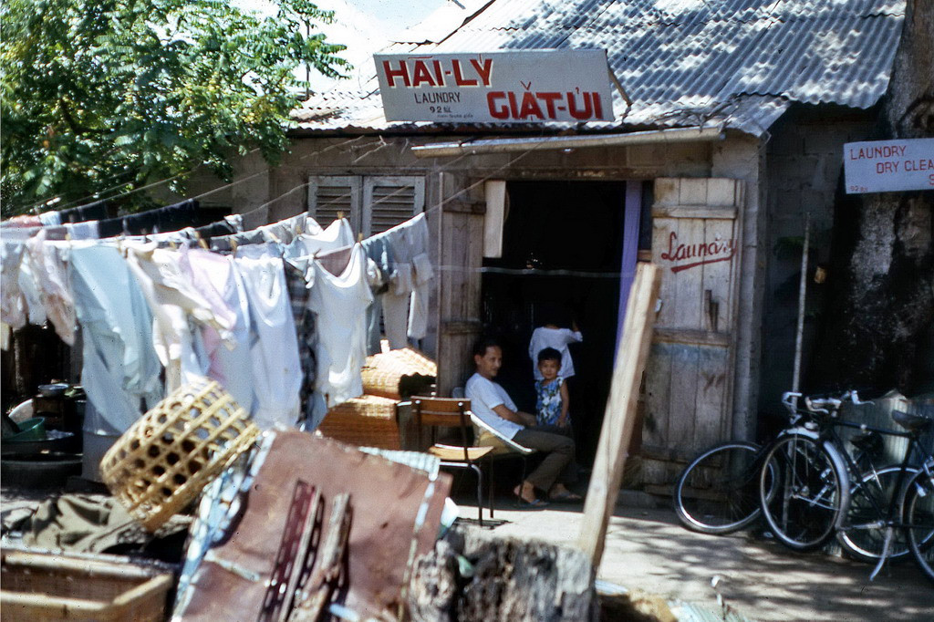 Tiệm giặt ủi trên đường Phan Thanh Giản. Ảnh: Terry Maher.