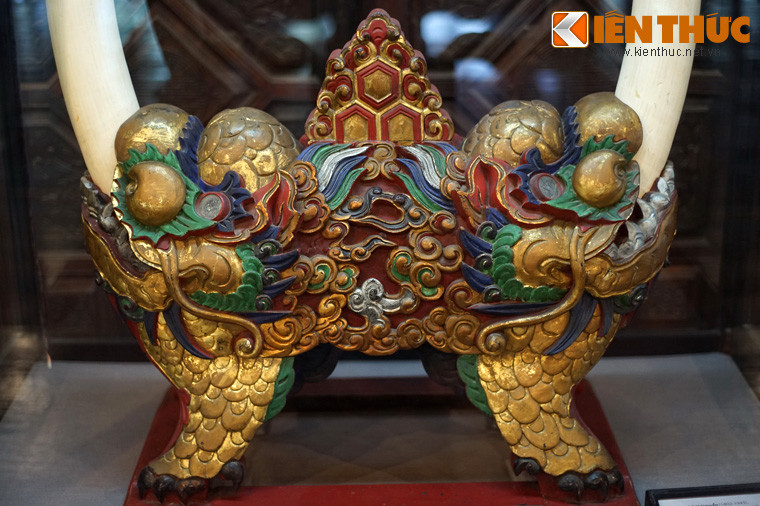 Phần giá gỗ được tạo hình lân rất sinh động với phần miệng ngậm lấy ngà. Bốn chân của con lân cũng là chân của giá gỗ.