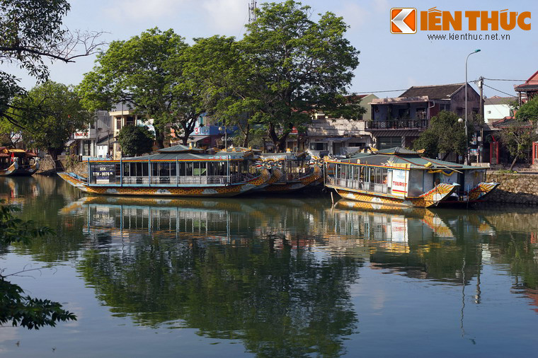 Dưới triều Nguyễn, bờ Đông của sông Đông Ba là khu phố Gia Hội, vùng dân cư cổ của kinh thành Huế. Nơi đây có hàng trăm di tích và công trình kiến trúc đẹp nên vào cuối thế kỷ 19 từng là chốn đô hội nổi tiếng không kém gì khu đô thị cổ Hội An.