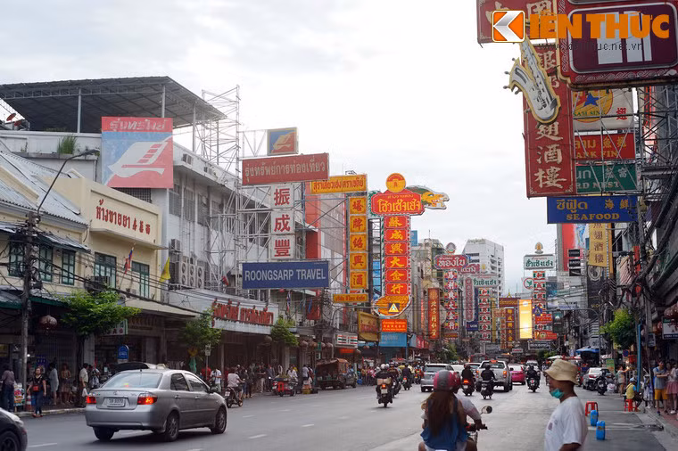 Thuộc địa phận quận Samphanthawong, khu Chinatown hay Phố Tàu Bangkok là nơi cư trú và làm ăn rất sầm uất của cộng đồng người Hoa ở trung tâm thủ đô Bangkok của Thái Lan.
