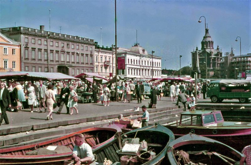 Cảnh họp chợ ở quảng trường trung tâm thành phố Helsinki, Phần Lan năm 1961. Ảnh: Vintag.