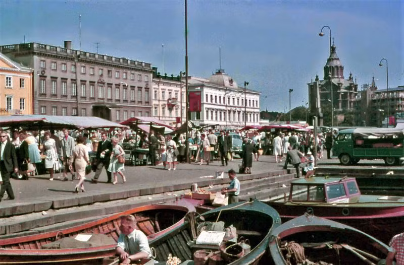 Cảnh họp chợ ở quảng trường trung tâm thành phố Helsinki, Phần Lan năm 1961. Ảnh: Vintag.