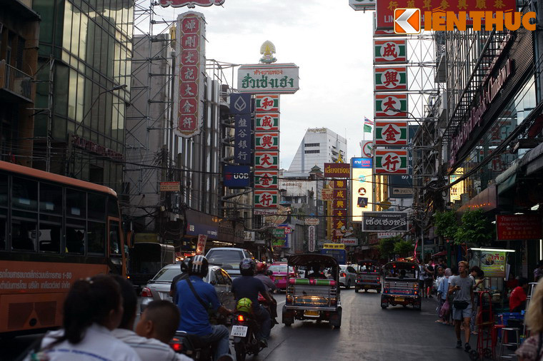 Đến cuối năm 1891, vua Rama V cho mở các con lộ giao thông ở khu người Hoa, trong đó có đường Yaowarat là trục chính. Ngoài ra, những con đường Charoen Krung, Mungkorn, Songwat, Songsawat, Chakkrawat... đều được nới rộng.