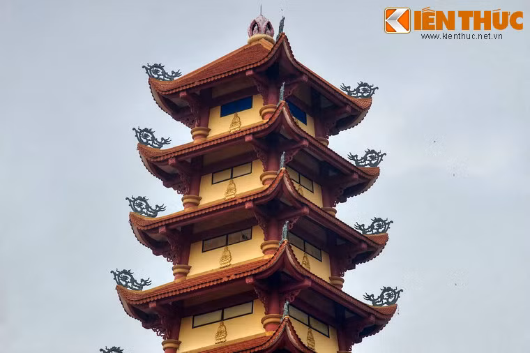 Trên nóc chính điện có một tòa tháp nhiều tầng.