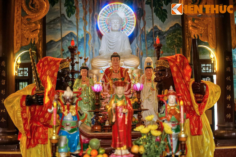 Lại gặp lúc Xiêm La (Thái Lan ngày nay) đem quân xâm lấn biên giới nước Chiêm Thành, hai ông liền xin cầm quân đánh giặc. Dù đánh đuổi được giặc nhưng tướng Lý Xuân Điền - Ông Đen - lại bị Xiêm La bắt.