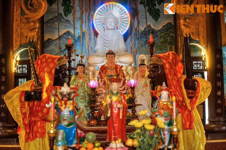 Lại gặp lúc Xiêm La (Thái Lan ngày nay) đem quân xâm lấn biên giới nước Chiêm Thành, hai ông liền xin cầm quân đánh giặc. Dù đánh đuổi được giặc nhưng tướng Lý Xuân Điền - Ông Đen - lại bị Xiêm La bắt.