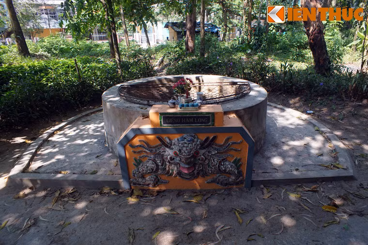 Do quan niệm từ xa xưa, ngày nay người dân ở Huế không lấy nước giếng Hàm Long để sử dụng.