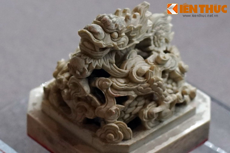 Hình tượng rồng được tạo tác tinh xảo trên núm ấn "Học vu huấn nãi hữu hoạch".