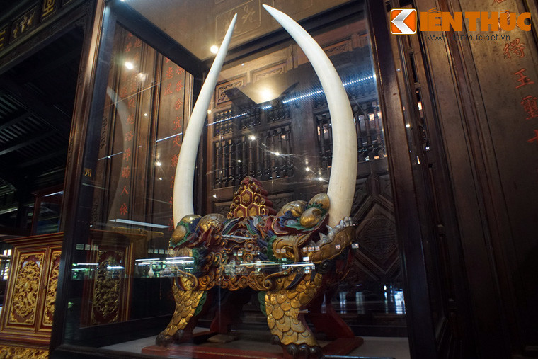 Bản thân cặp ngà voi được trưng bày tại Bảo tàng Cổ vật cung đình Huế cũng đã từng có giai đoạn bị lưu lạc trên đất Pháp.