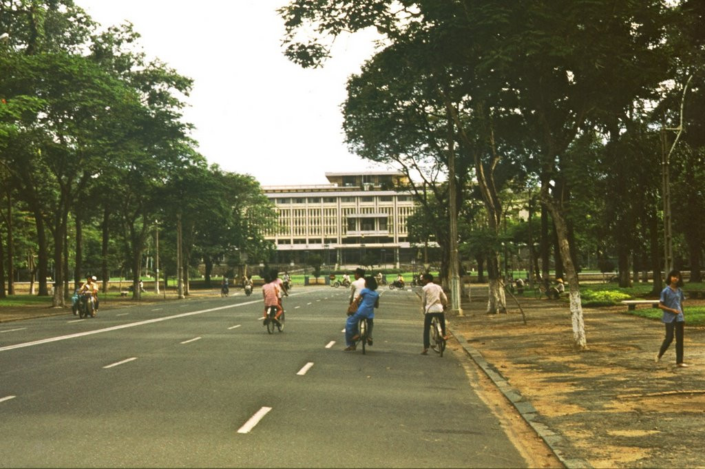 Đường Lê Duẩn, phía trước Dinh Độc Lập. Ảnh: Günter Mosle.