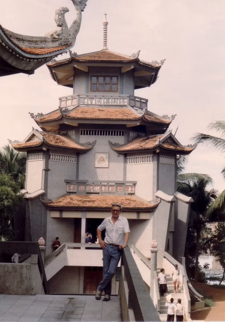 Tháp Xá Lợi Cộng đồng phía sau chùa Vĩnh Nghiêm. Ảnh: Günter Mosle.