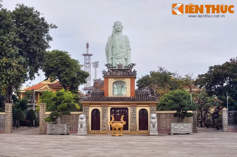 Một phần khuôn viên chùa là khu hoa viên khá rộng, nơi đặt tượng Phật A Di Đà cao 17 mét.