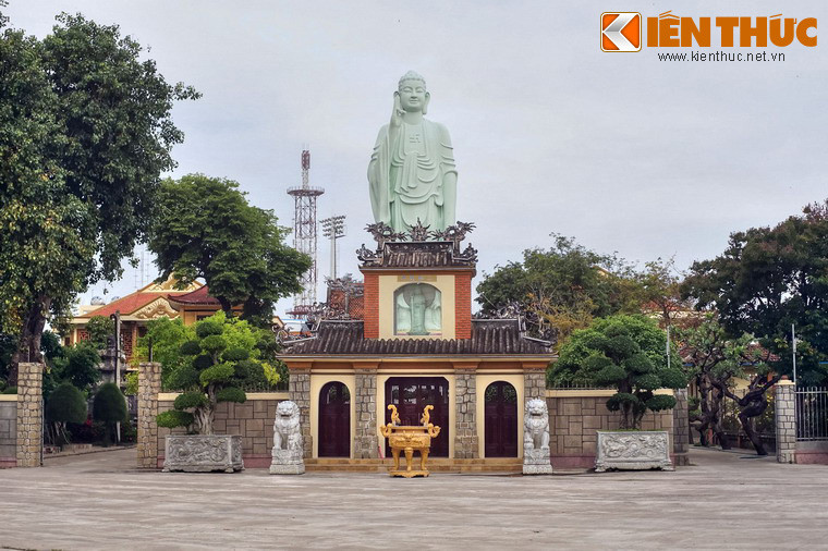 Một phần khuôn viên chùa là khu hoa viên khá rộng, nơi đặt tượng Phật A Di Đà cao 17 mét.