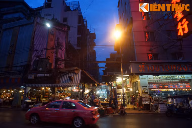 Các cửa hàng trên đường Yaowarat còn bán "tất cả những gì mà Bangkok có", nhưng lôi cuốn hơn cả là các cửa hàng gia vị, thuốc Tàu, há cảo và quán trà kiểu Trung Hoa.