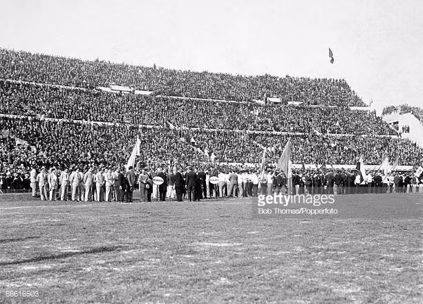 Các đội bóng tham dự World Cup đầu tiên trong lịch sử diễu hành tại sân vận động Centenario rước trận khai mạc giữa Uruguay và Peru, ngày 18/7/1930. Ảnh: Getty.