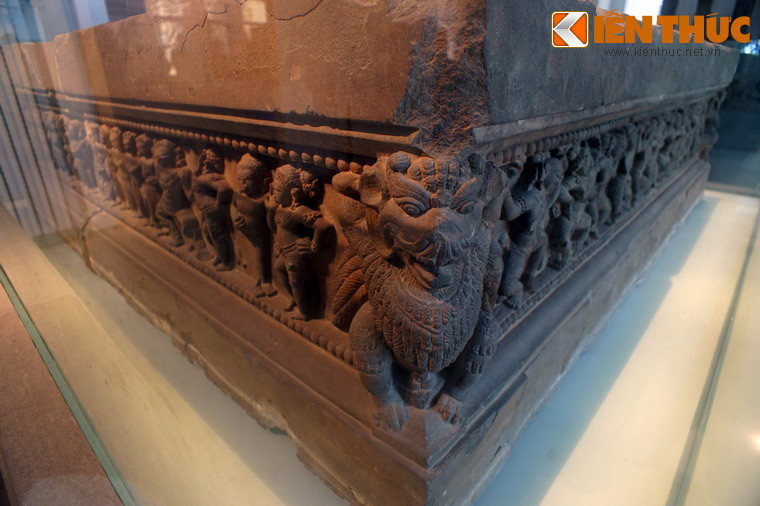 Tinh hoa nghệ thuật của đài thờ Trà Kiệu tập trung phần bệ vuông phía dưới, với bốn cạnh có chạm khắc rất tinh xảo.