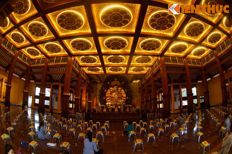 Bước vào tòa chính điện của Việt Nam Quốc Tự, có một điều khiến du khách gần xa không khỏi choáng ngợp...