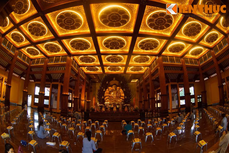 Bước vào tòa chính điện của Việt Nam Quốc Tự, có một điều khiến du khách gần xa không khỏi choáng ngợp...