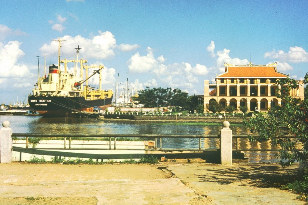 Khu vực bến Nhà Rồng nhìn bờ kênh Bến Nghé, Sài Gòn năm 1988-1989. Ảnh: Günter Mosle.