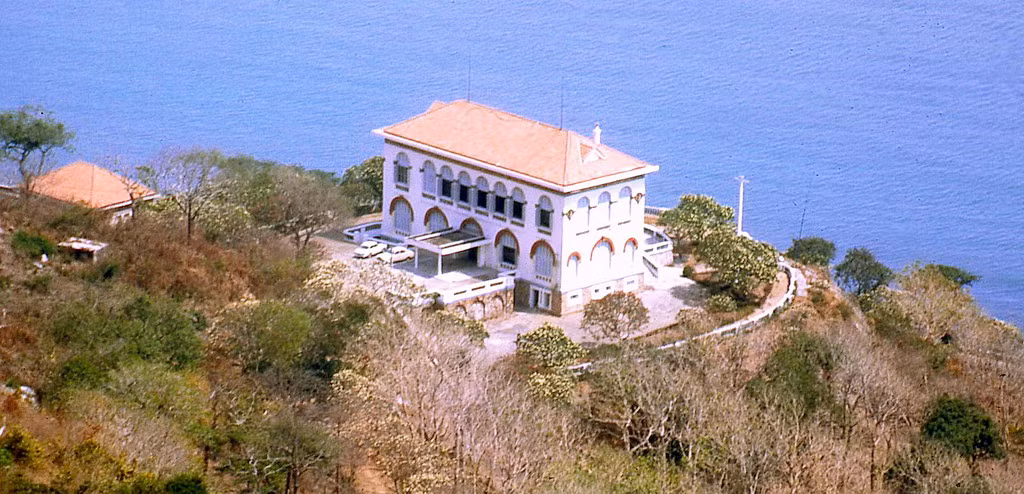 Bạch Dinh Vũng Tàu nhìn từ sườn núi Lớn. Ảnh: Terry Maher.