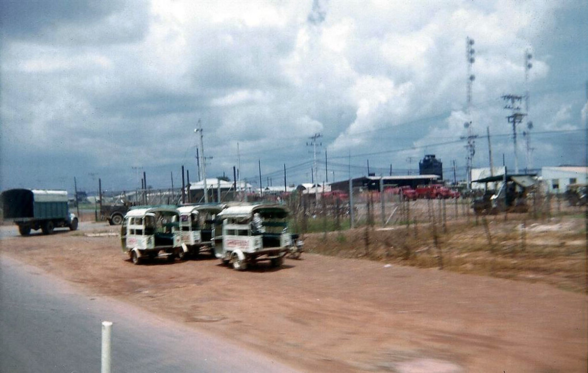 Bên ngoài khu căn cứ Mỹ ở Biên Hòa, nhìn từ Quốc lộ 1. Ảnh: David Stromberger.