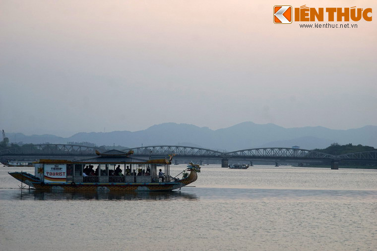 Chảy qua khu vực trung tâm của thành phố Huế, sông Hương cùng với núi Ngự là hai danh thắng mang tính biểu tượng cho Cố đô Huế xưa.