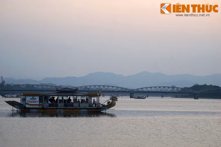 Chảy qua khu vực trung tâm của thành phố Huế, sông Hương cùng với núi Ngự là hai danh thắng mang tính biểu tượng cho Cố đô Huế xưa.