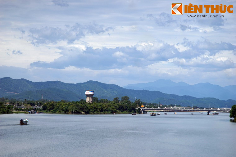 Cồn Dã Viên còn gắn với hình ảnh cầu Bạch Hổ, cây cầu đường sắt cổ xưa được xây dựng khi tuyến đường sắt Huế – Quảng Trị hình thành năm 1908.