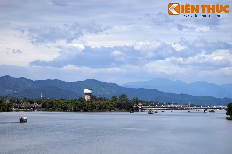 Cồn Dã Viên còn gắn với hình ảnh cầu Bạch Hổ, cây cầu đường sắt cổ xưa được xây dựng khi tuyến đường sắt Huế – Quảng Trị hình thành năm 1908.