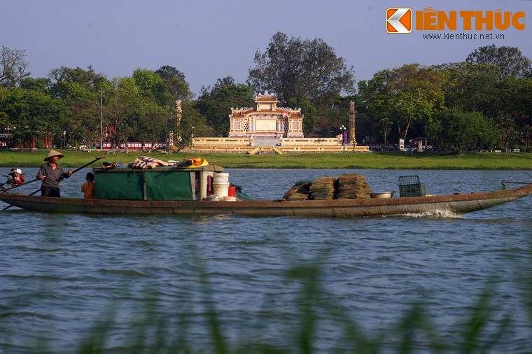 Đối diện với Nghênh Lương Đình, nằm bên kia sông Hương, bia Quốc học hay Đài tưởng niệm chiến sĩ trận vong là một công trình độc đáo được xây vào đầu thế kỷ 20 để tưởng niệm những binh sĩ người Pháp và người Việt ở Trung kỳ đã chết trong hàng ngũ của quân Pháp trong Thế chiến I.