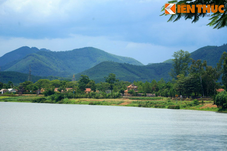 Cảnh quan hai bên bờ sông đẹp như tranh với các thành quách, thị tứ, vườn tược, chùa chiền, tháp và đền đài... ẩn hiện trên nền của cây cối xanh tươi và những ngọn núi xa mờ.