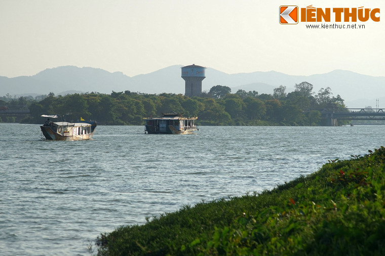 Ở đoạn chảy qua Kinh thành Huế, giữa lòng sông Hương có Cồn Dã Viên và Cồn Hến, được ví như "Tả thanh long" và "Hữu bạch hổ", những linh vật trấn giữ Kinh thành theo quan niệm phong thủy của người xưa.