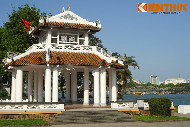 Cách cầu Trường Tiền không xa, đình Thương Bạc được xây năm 1936 làm nơi ghi nhớ Tòa Thương Bạc - địa điểm đã chứng kiến nhiều sự kiện ngoại giao quan trọng trong giai đoạn suy vong của nhà Nguyễn.