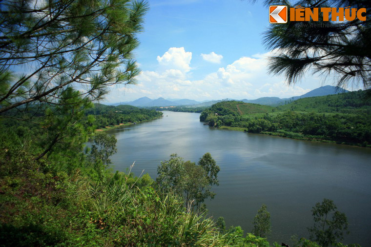 Sự hiện diện của sông Hương đem lại cho xứ Huế những cảnh quan phong phú. Từ đầu nguồn, sông uốn lượn qua các chân núi, xuyên qua các cánh rừng rậm của hệ thực vật nhiệt đới...
