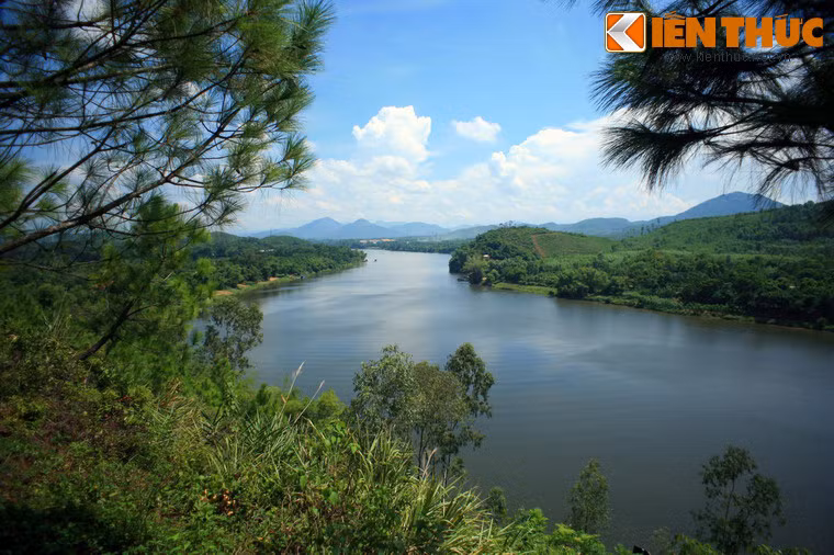 Sự hiện diện của sông Hương đem lại cho xứ Huế những cảnh quan phong phú. Từ đầu nguồn, sông uốn lượn qua các chân núi, xuyên qua các cánh rừng rậm của hệ thực vật nhiệt đới...